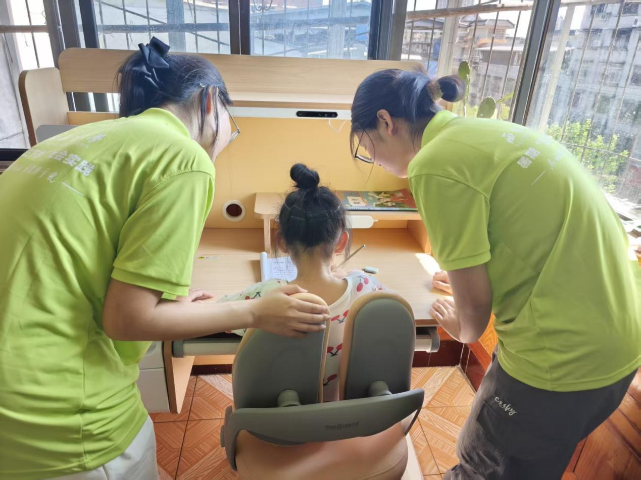 西南石油大学学子三下乡｜携手江油滴水公益，为少年儿童搭起追梦书桌